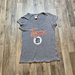 Detroit Tigers Gray V-Neck Tee Women’s Large 5th & Ocean
